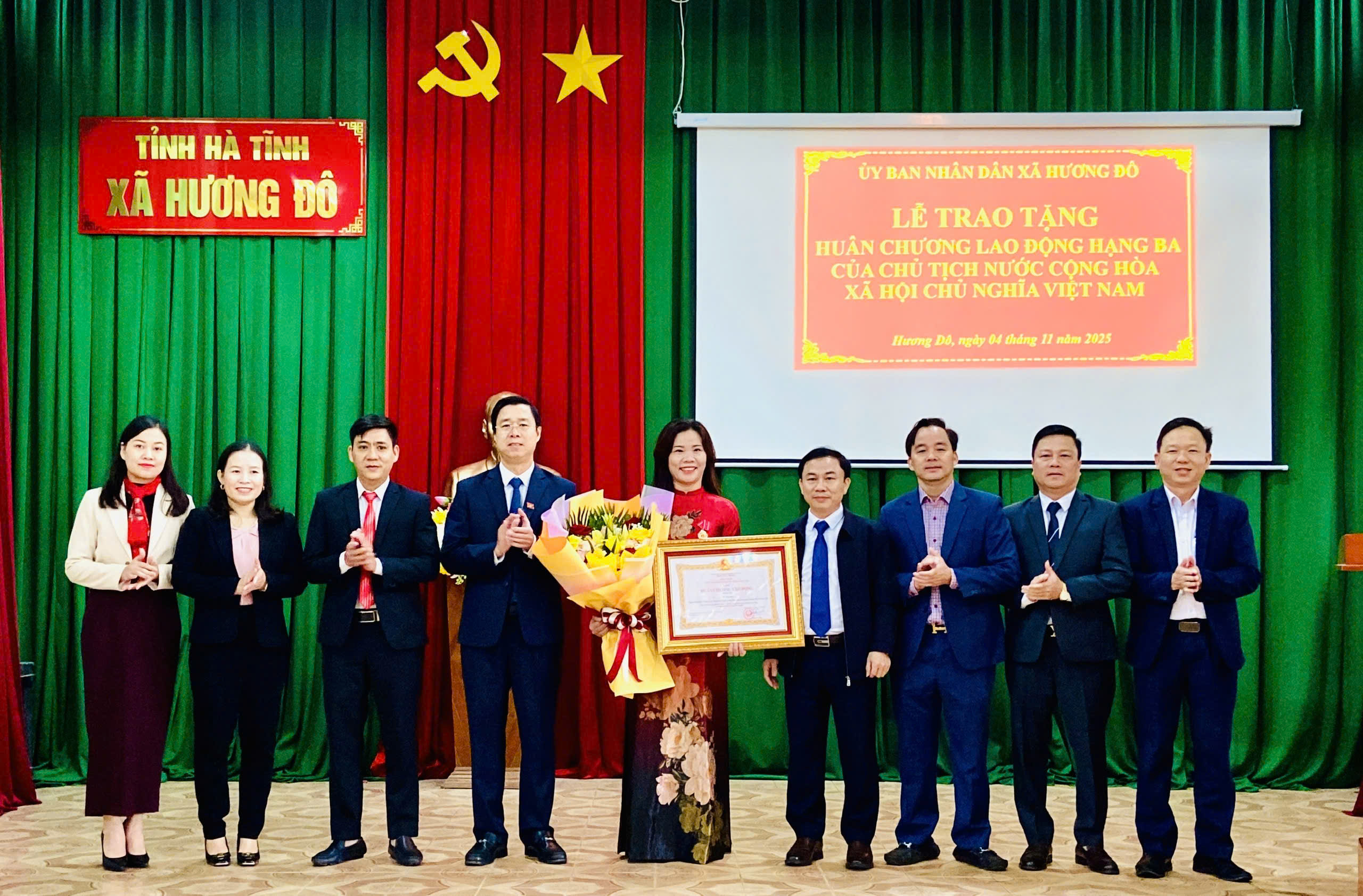 Xã Hương Đô tổ chức Lễ trao tặng Huân chương lao động hạng Ba, trao huy hiệu Đảng và triển khai nhiệm vụ trọng tâm tháng 11