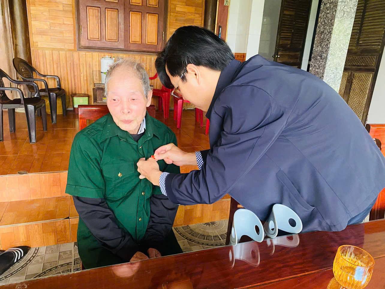 Trao tặng Huy hiệu đảng tại nhà cho đảng viên được tặng Huy hiệu đảng đợt 07/11