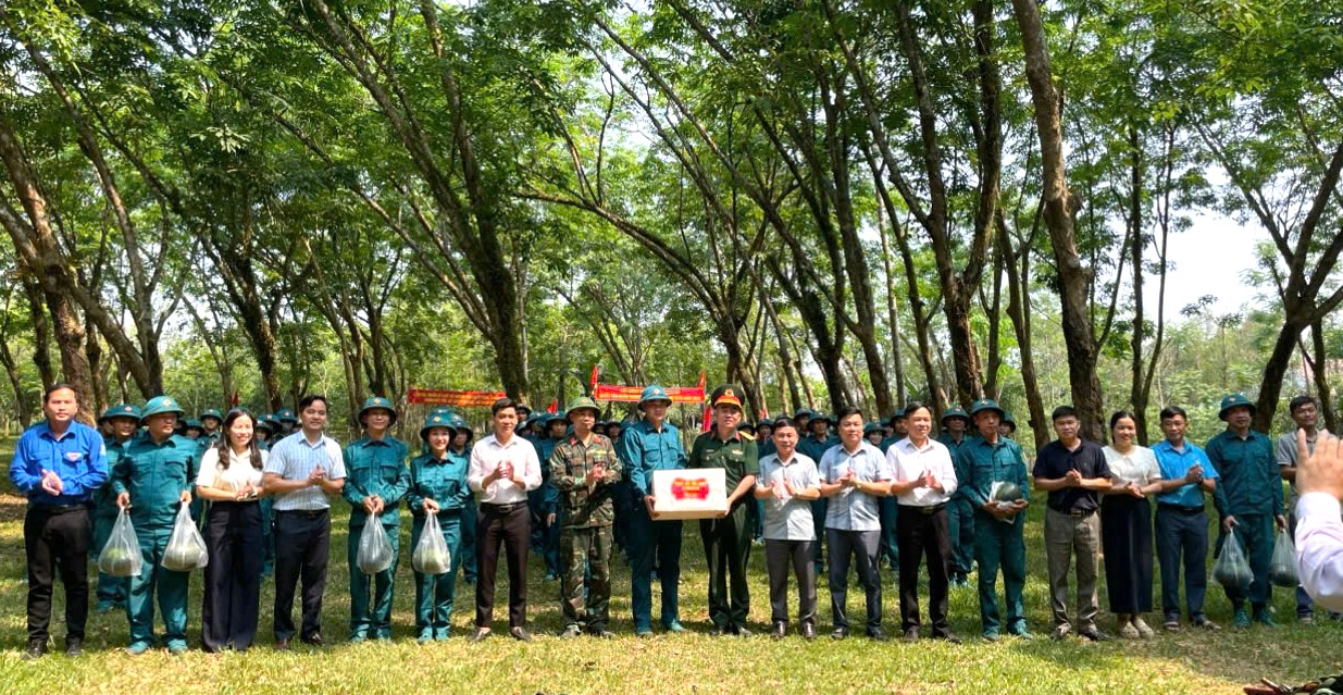 Lãnh đạo xã Hương Đô thăm, động viên lực lượng dân quân cơ động huấn luyện năm 2026