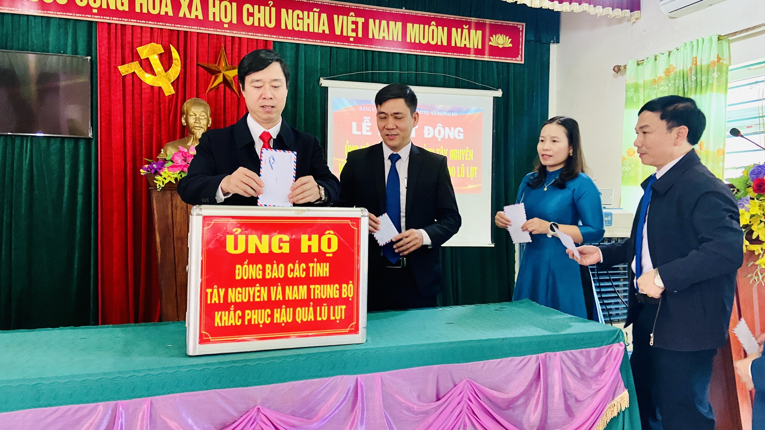 Sáng ngày 01/12/2025, Đảng ủy - HĐND - UBND - UBMTTQ xã Hương Đô tổ chức Lễ phát động ủng hộ đồng bào các tỉnh Tây Nguyên và Nam Trung Bộ khắc phục hậu quả thiên tai, lũ lụt