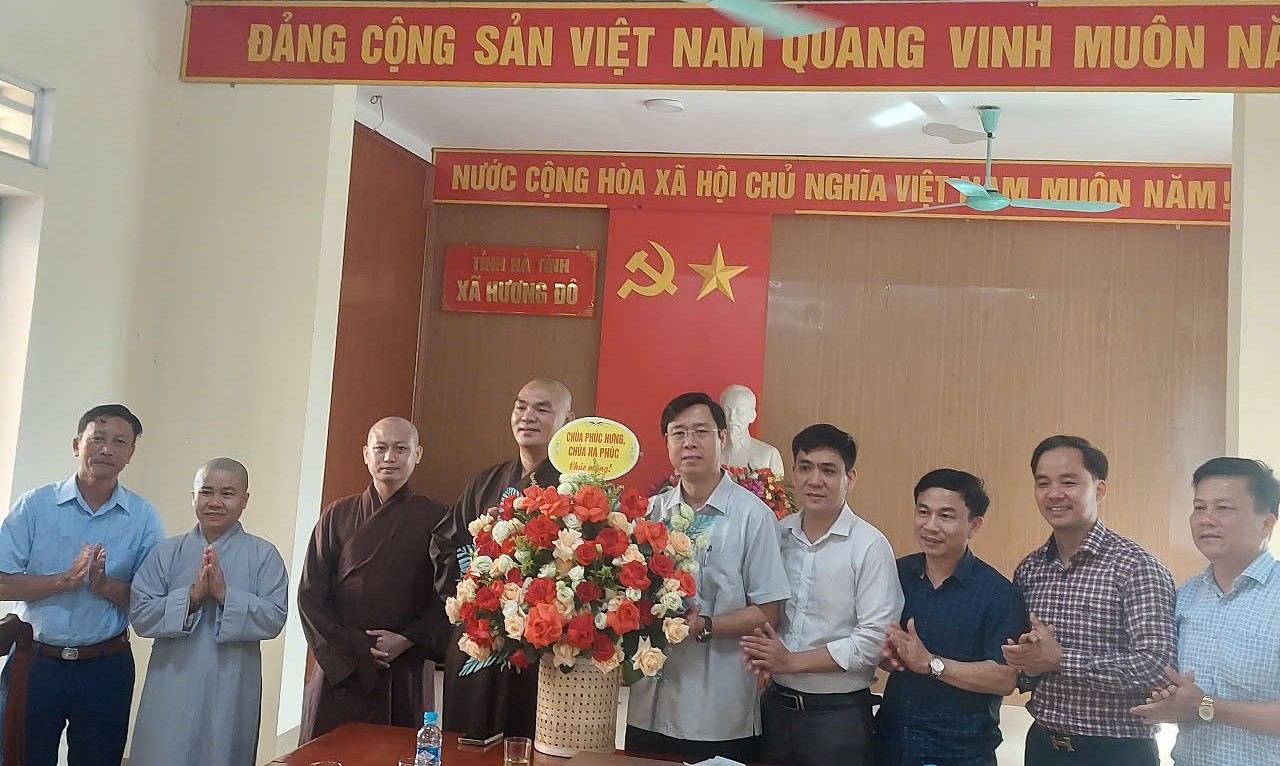Ban Hộ tự chùa Phúc Hưng, chùa Hạ Phúc tặng hoa chúc mừng bộ máy chính quyền địa phương xã Hương Đô mới