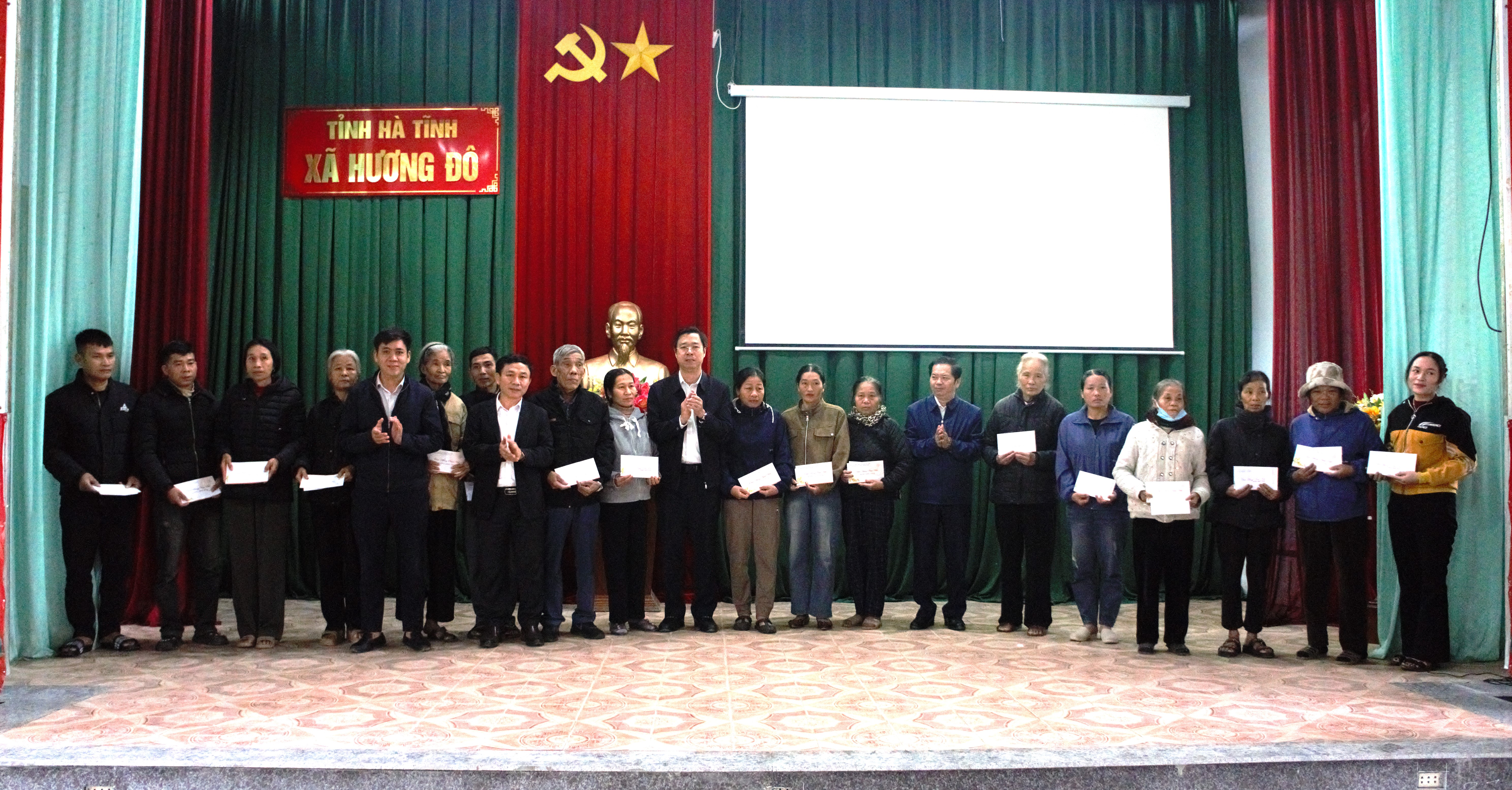 Đoàn Công tác của Ban Thường vụ Tỉnh ủy trao quà Tết cho hộ nghèo, gia đình khó khăn tại xã Hương Đô