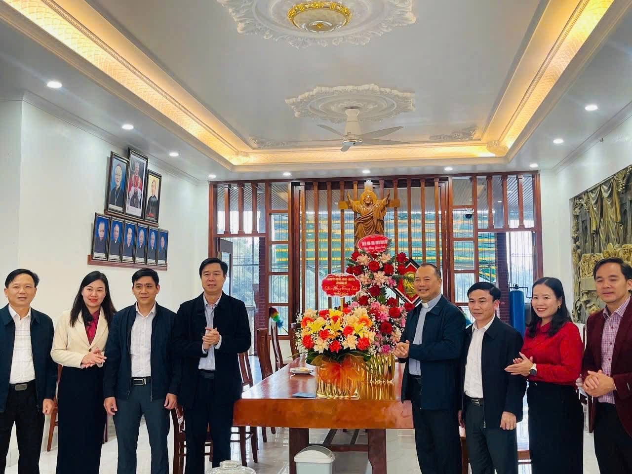Lãnh đạo xã Hương Đô chúc mừng Giáo xứ Tràng Lưu và Trung tâm Thiên Ân nhân dịp Lễ Giáng sinh năm 2025 