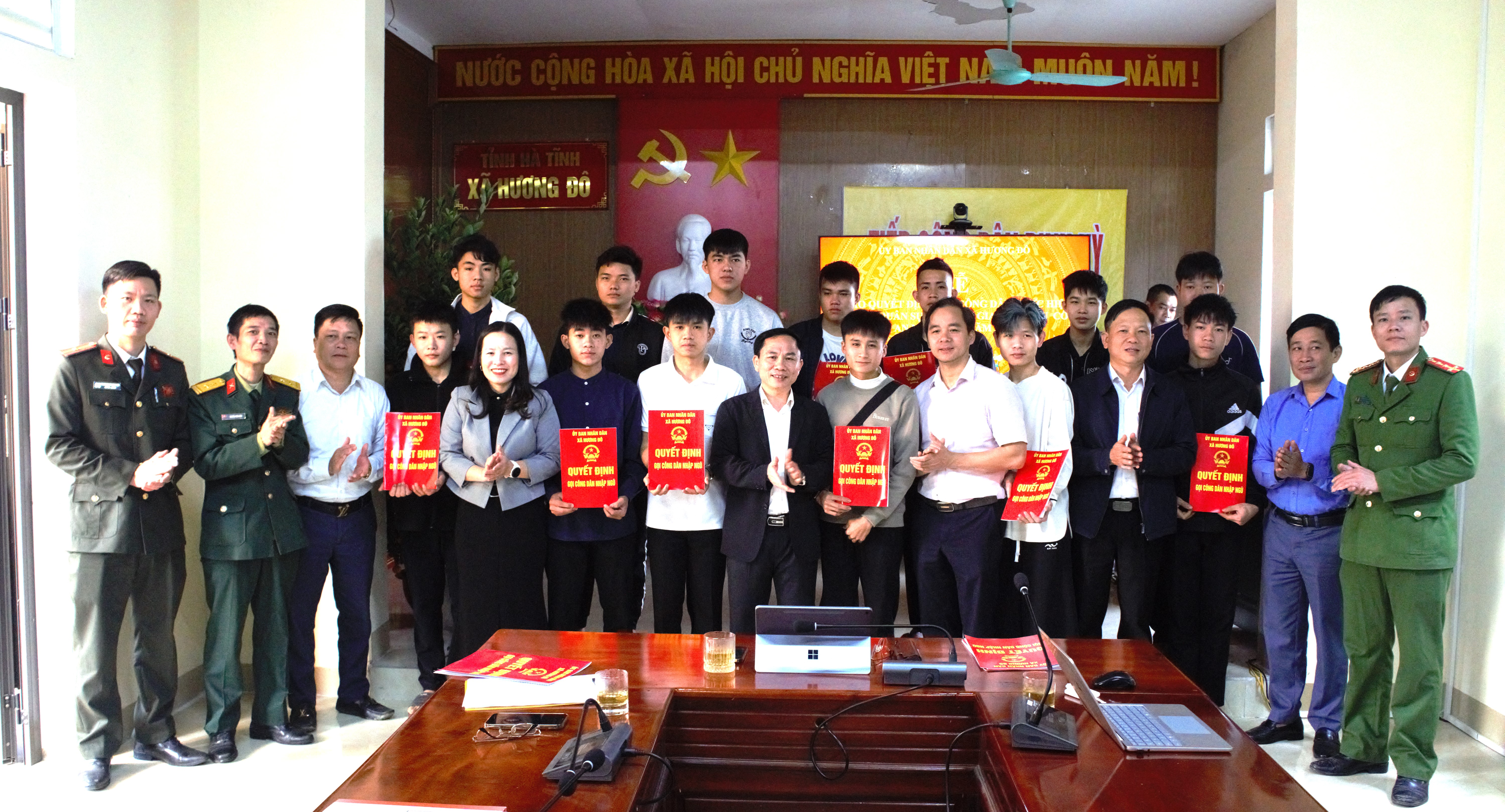   Xã Hương Đô trao quyết định gọi công dân nhập ngũ năm 2026