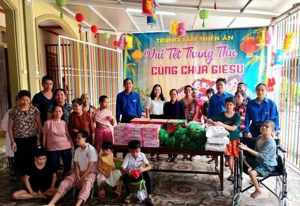 Trao gửi yêu thương - Đón trung thu ấm áp