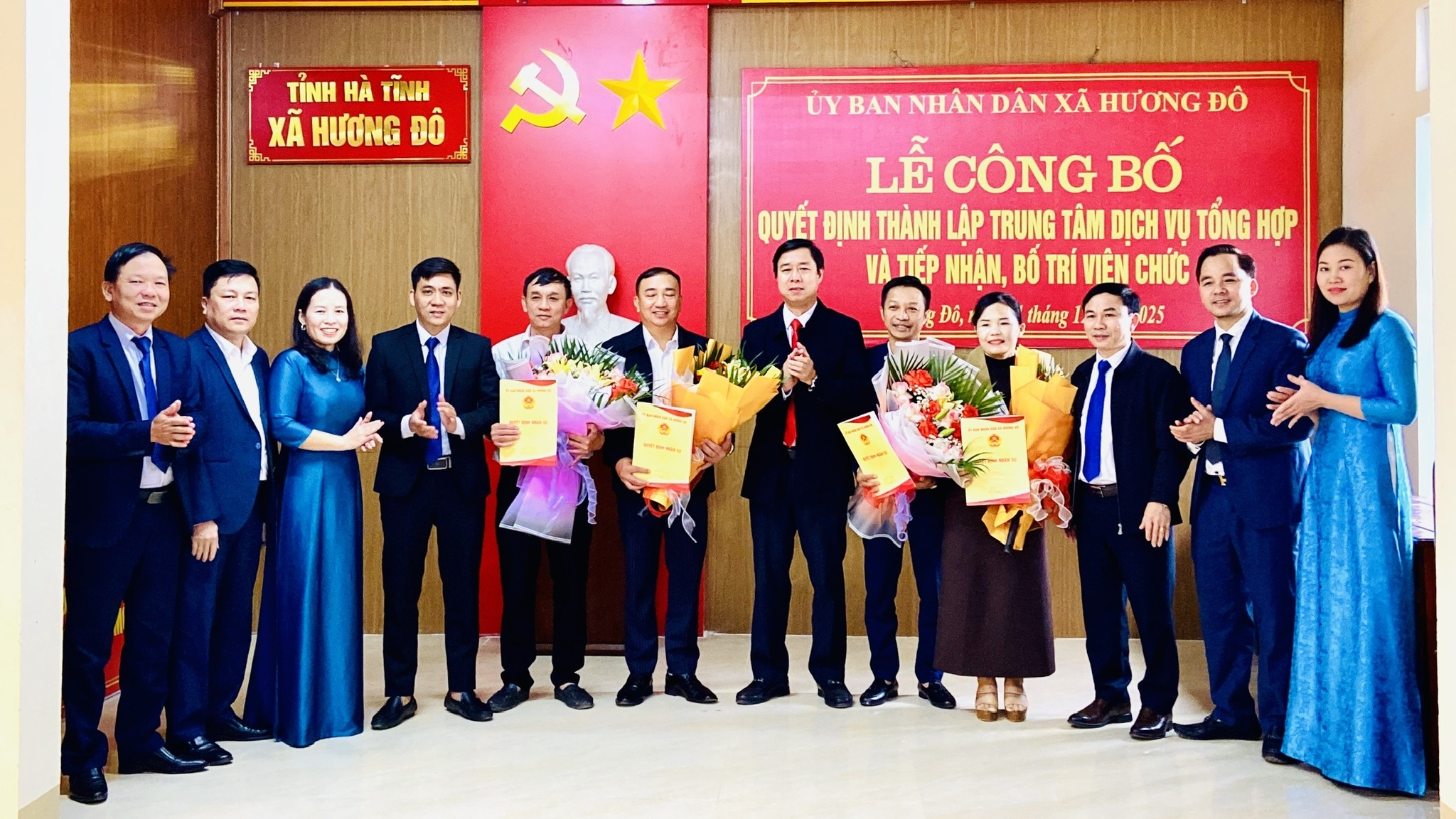 Xã Hương Đô tổ chức Lễ công bố Quyết định thành lập Trung tâm dịch vụ tổng hợp và tiếp nhận, bố trí viên chức làm việc tại Trung tâm Dịch vụ tổng hợp