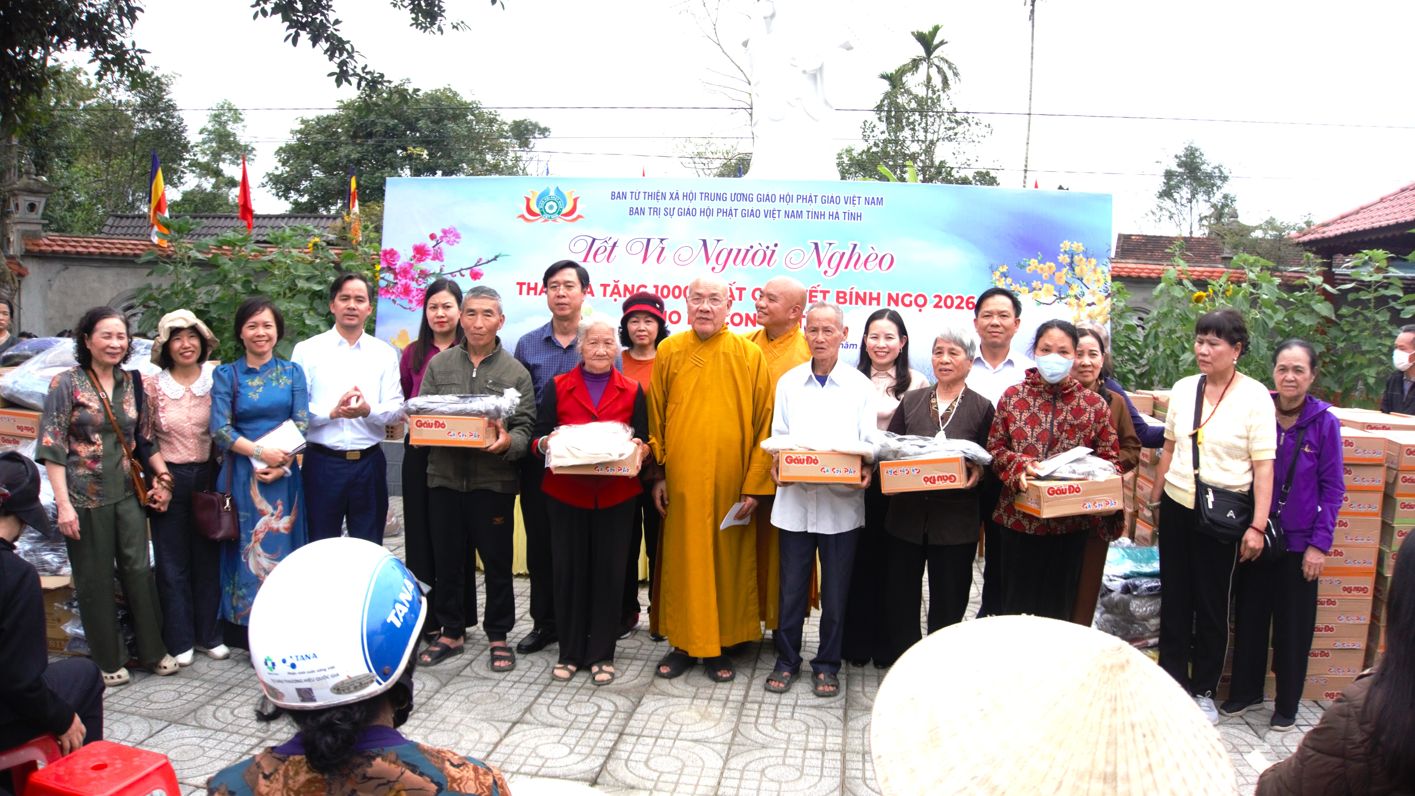 500 phần quà Tết ấm áp từ Ban Từ thiện Xã hội Trung ương Giáo hội Phật giáo Việt Nam đến với bà con khó khăn xã Hương Đô và các xã lân cận.