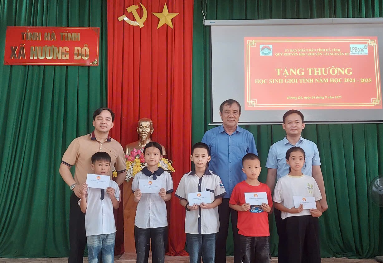 Trao thưởng cho học sinh giỏi tỉnh, học sinh có hoàn cảnh đặc biệt khó khăn vươn lên học khá, giỏi