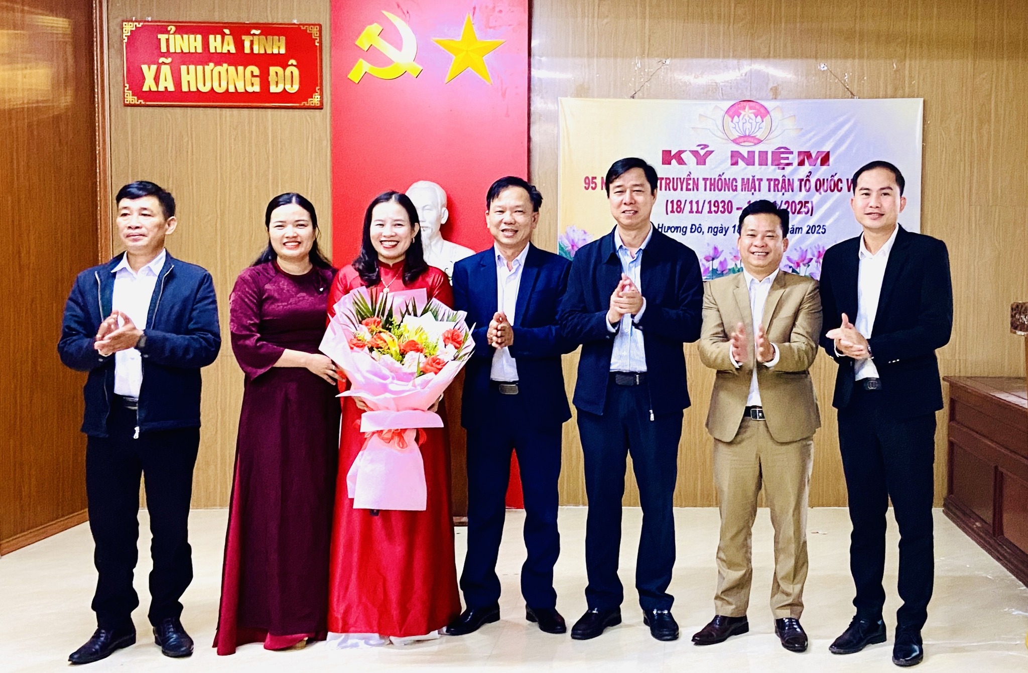 Lãnh đạo xã Hương Đô chúc mừng Ủy ban Mặt trận Tổ quốc Việt Nam xã nhân kỷ niệm 95 năm ngày truyền thống