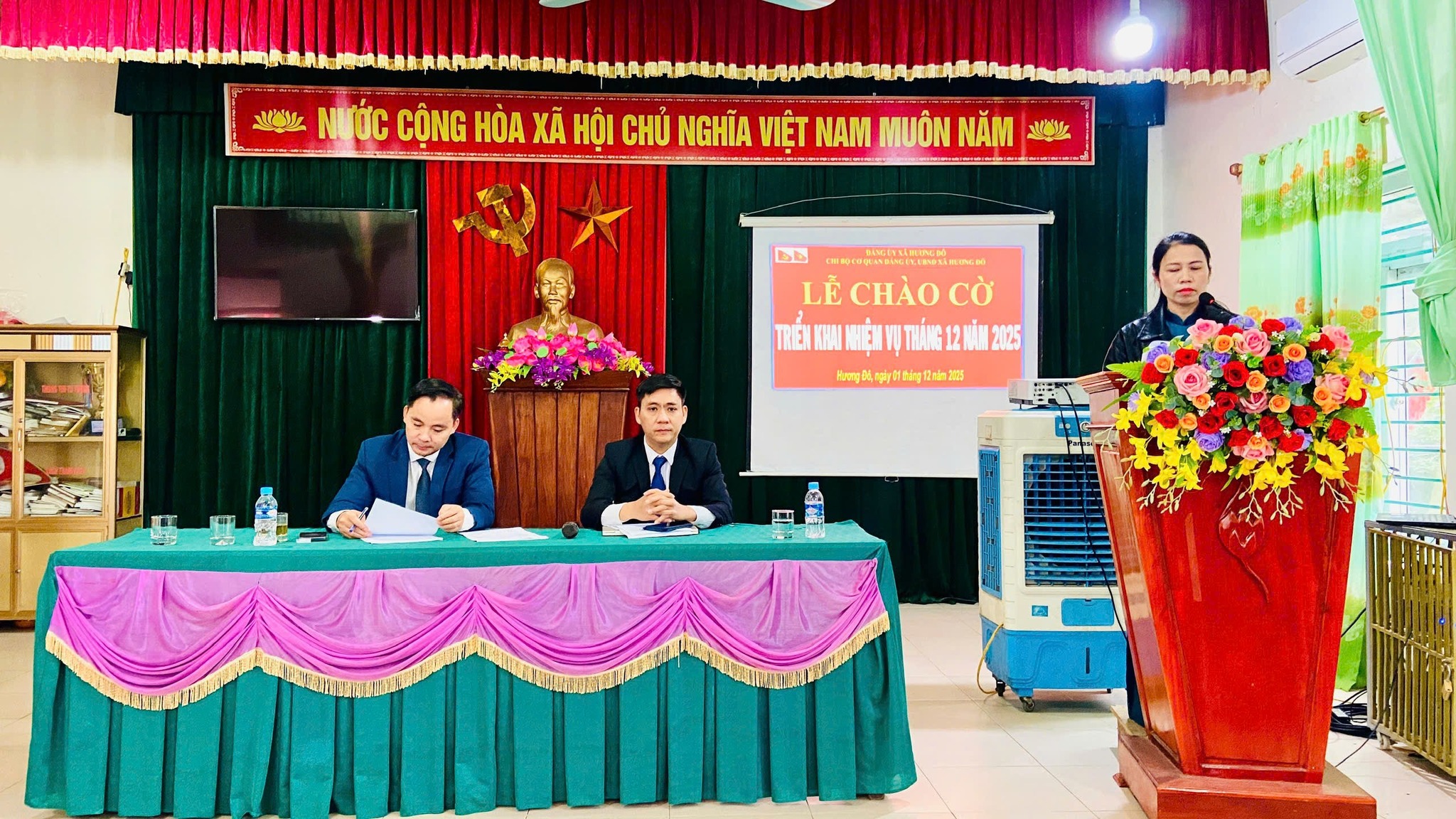 Chi bộ các Cơ quan Đảng, chi bộ UBND xã tổ chức Lễ Chào cờ đầu tháng và triển khai sinh hoạt thường kỳ tháng 12/2025