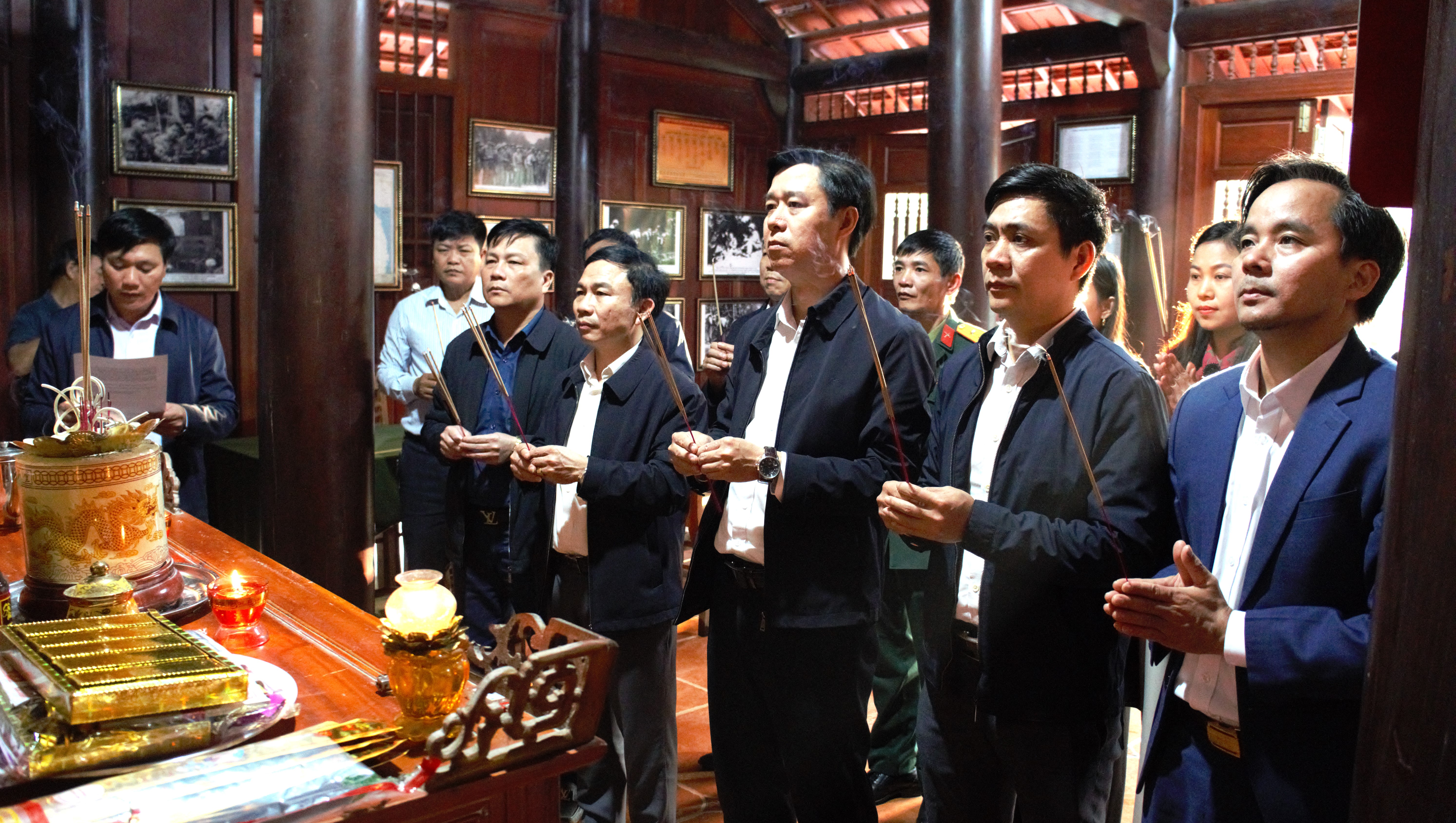 Lãnh đạo xã Hương Đô dâng hương tưởng niệm Trung tướng Đồng Sỹ Nguyên nhân dịp Xuân Bính Ngọ 2026