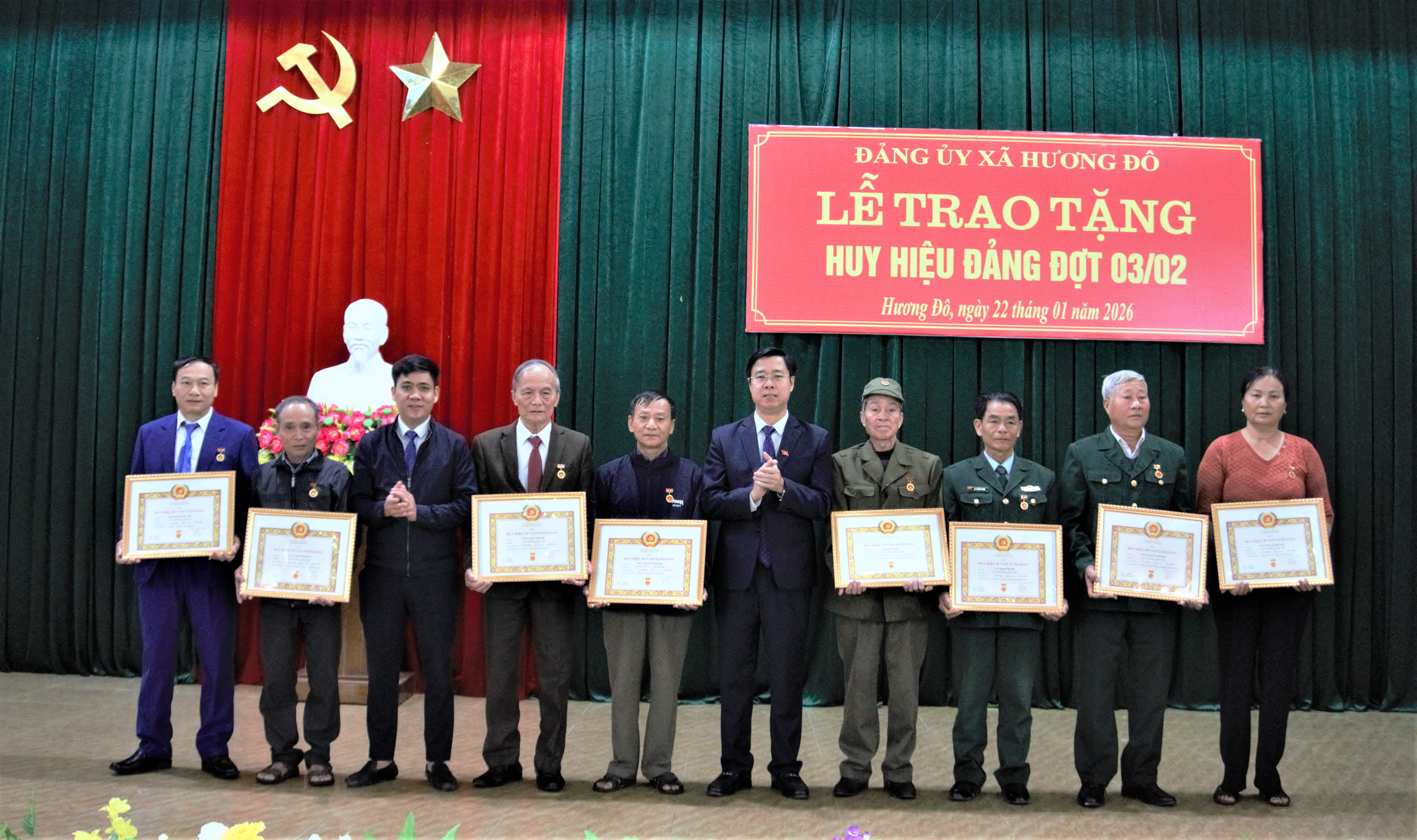 Đảng ủy xã Hương Đô tổ chức Lễ trao tặng Huy hiệu Đảng và khen thưởng các tập thể, cá nhân tiêu biểu