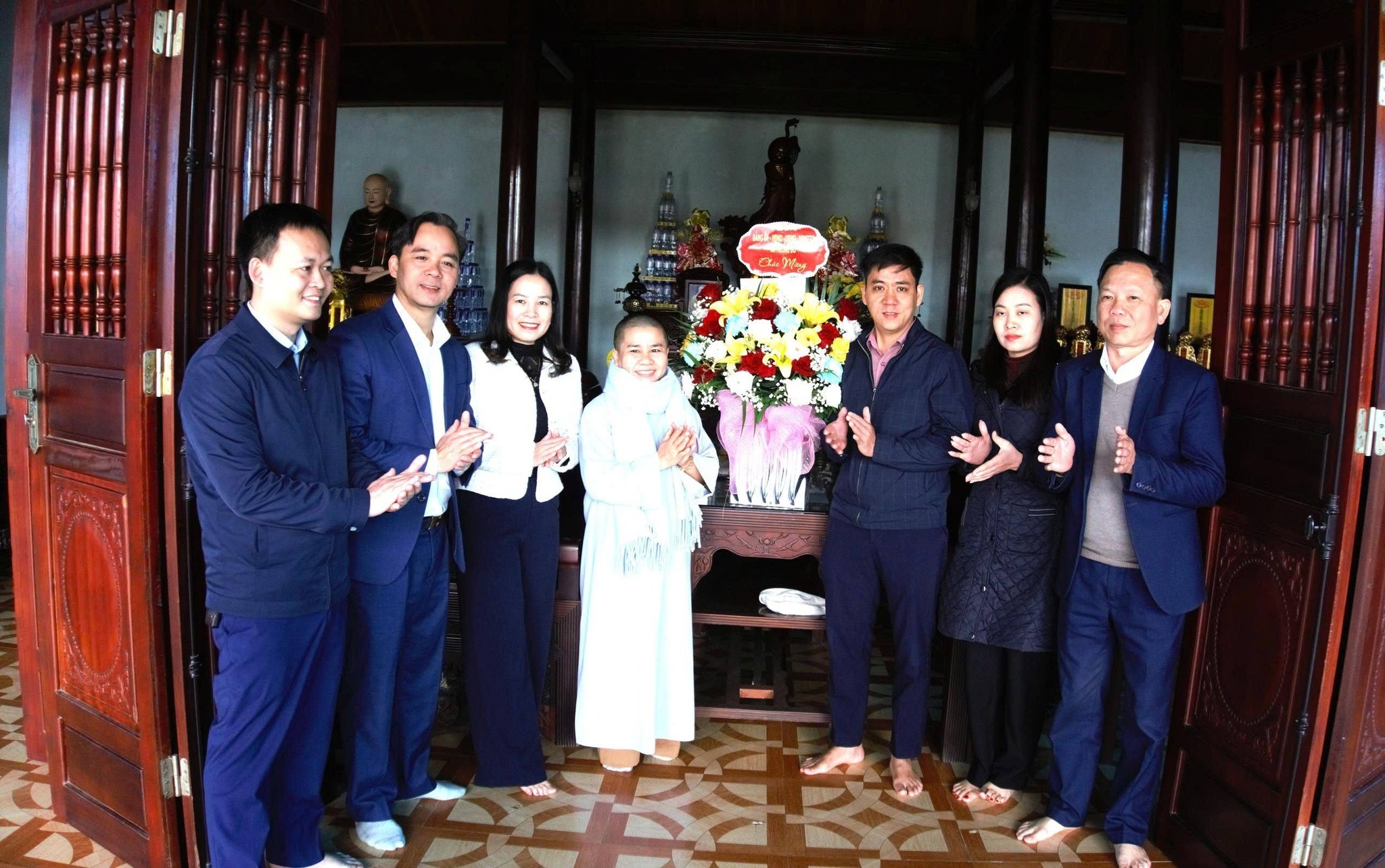 Lãnh đạo xã Hương Đô chúc mừng Sư cô Thích Nữ Hương Vân được tấn phong giáo phẩm Ni sư năm 2025