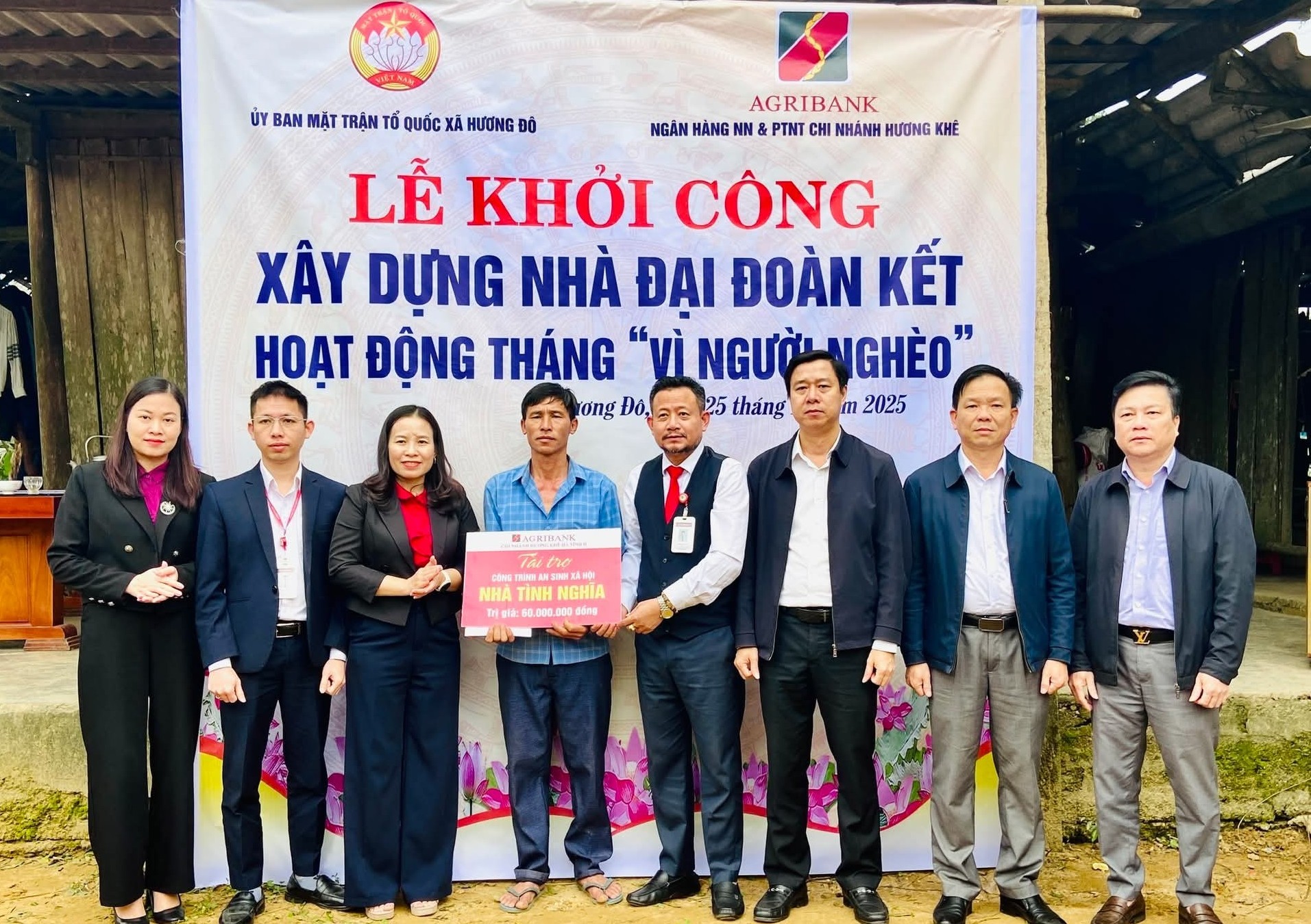Ủy ban MTTQ Việt Nam xã phối hợp với Ngân hàng Agribank - Chi nhánh Hương Khê tổ chức Lễ khởi công xây dựng nhà Đại đoàn kết