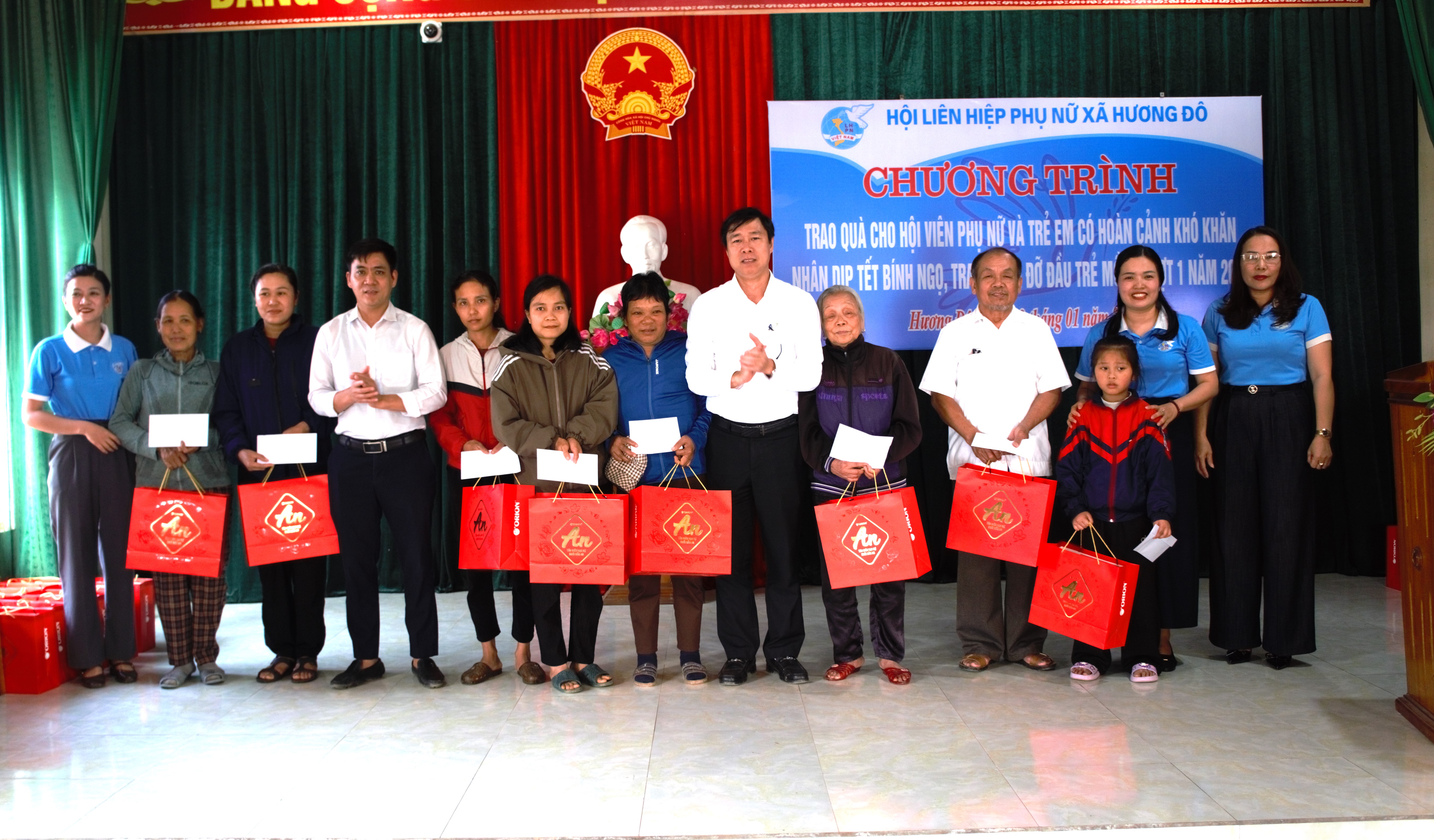 Hội LHPN xã Hương Đô tổ chức trao quà, nhận đỡ đầu trẻ em có hoàn cảnh khó khăn đợt 1 năm 2026