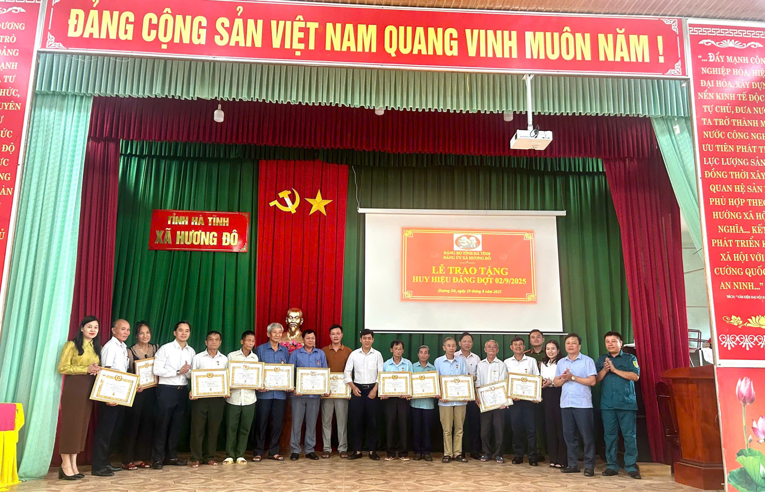 Đảng ủy xã Hương Đô tổ chức Lễ trao Huy hiệu Đảng dịp 02/9