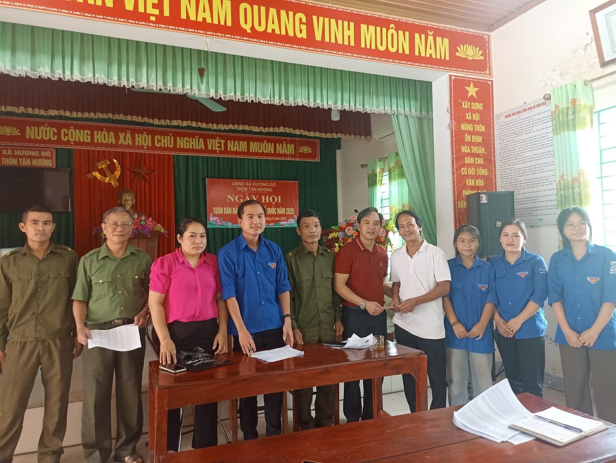 Xã Hương Đô tổ chức cấp phát tặng quà cho Nhân dân nhân dịp kỷ niệm 80 năm ngày Cách mạng tháng Tám thành công và Quốc khánh 02/9