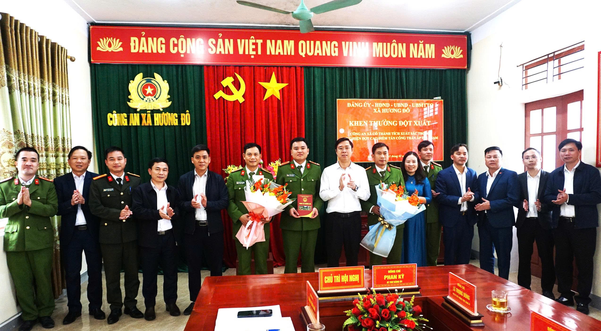 Xã Hương Đô khen thưởng đột xuất công an xã trong đợt ra quân trấn áp tội phạm, bảo đảm an ninh, an toàn