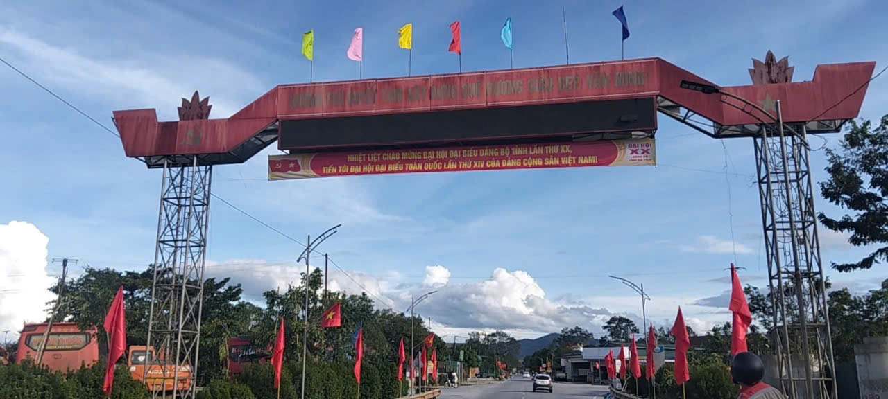 Khắc phục thiệt hại sau bão số 10 và khẩn trương triển khai các hoạt động tuyên truyền chào mừng Đại hội Đảng bộ tỉnh lần thứ XX