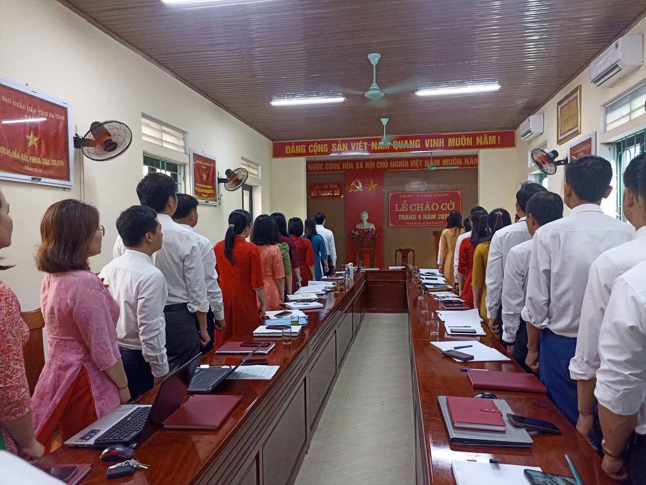 Chi bộ các Cơ quan Đảng xã Hương Đô tổ chức Lễ Chào cờ đầu tháng và triển khai sinh hoạt thường kỳ tháng 9/2025