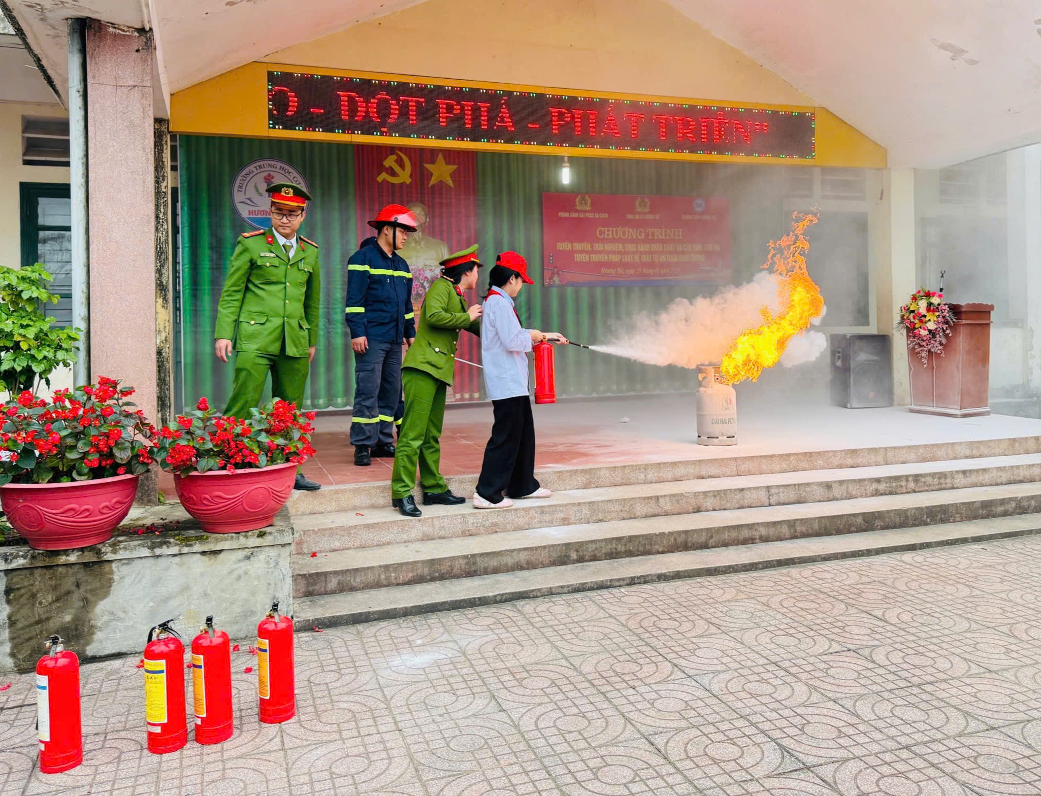 Tuyên truyền, trải nghiệm, thực hành chữa cháy và cứu nạn, cứu hộ tại Trường THCS Hương Trà, xã Hương Đô