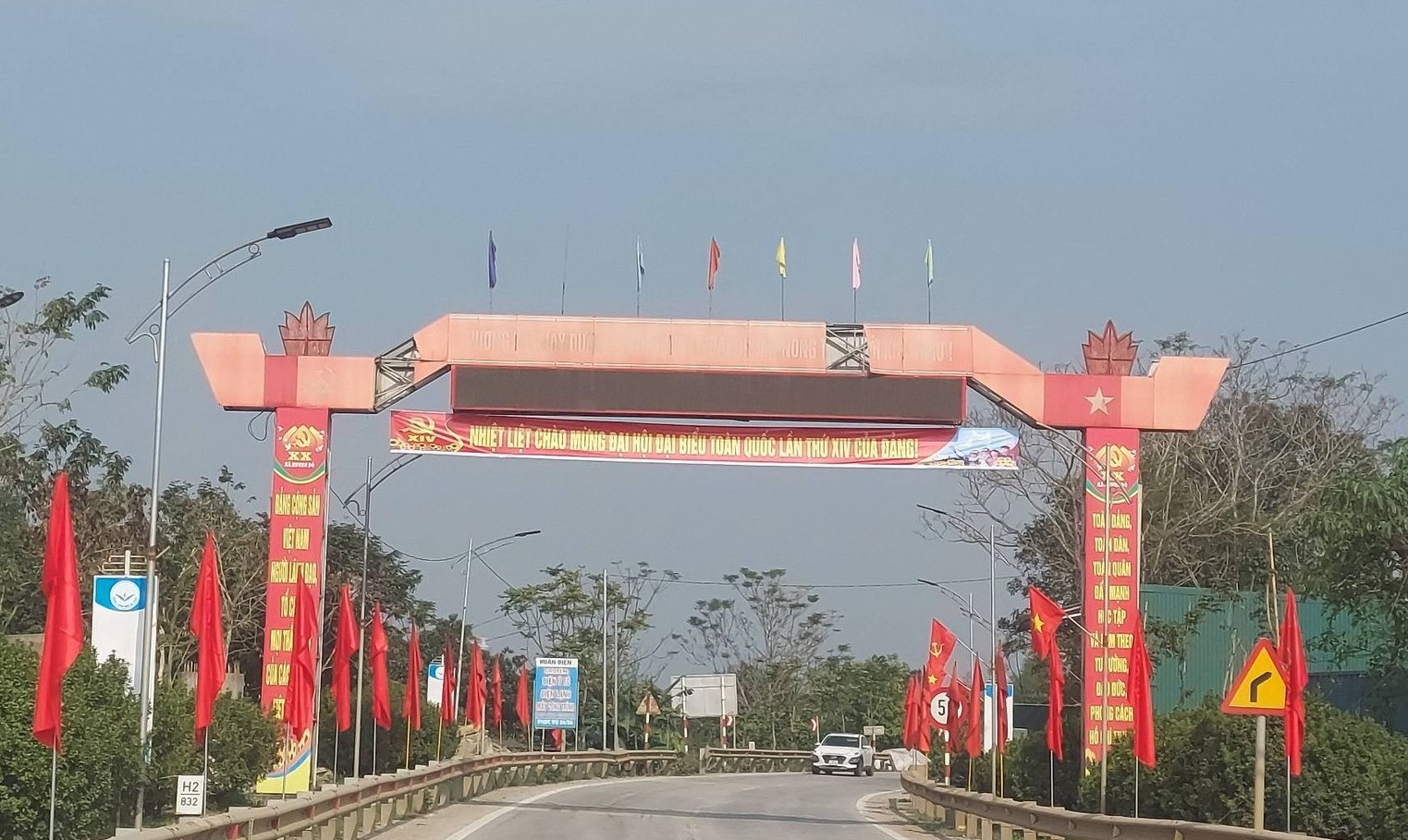 Không khí vui tươi, phấn khởi, tràn ngập cờ hoa, băng rôn, khẩu hiệu, pano, áp phích,... chào mừng Đại hội đại biểu toàn quốc lần thứ XIV của Đảng.