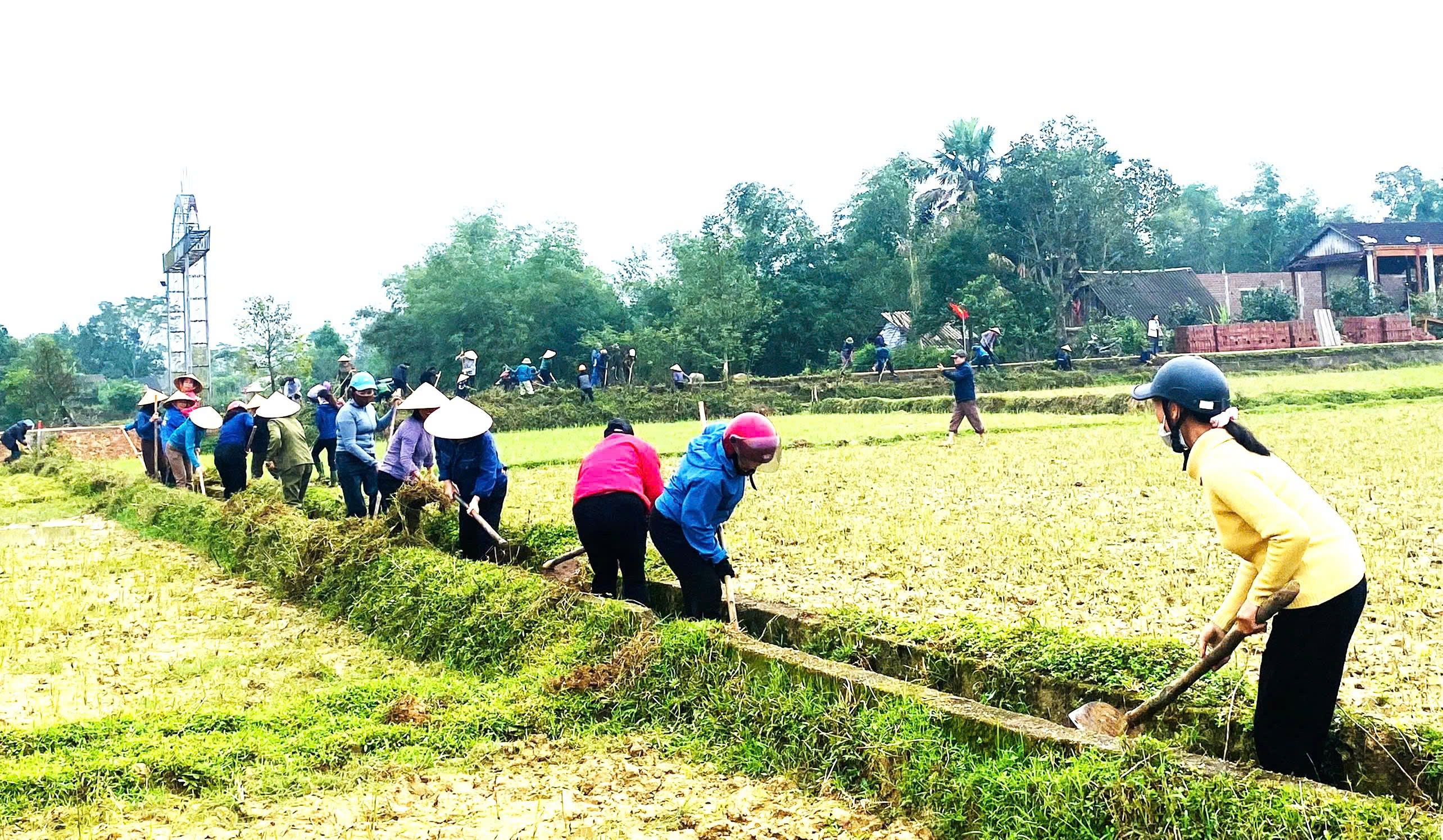 Xã Hương Đô ra quân làm giao thông, thủy lợi nội đồng phục vụ sản xuất vụ Xuân năm 2026