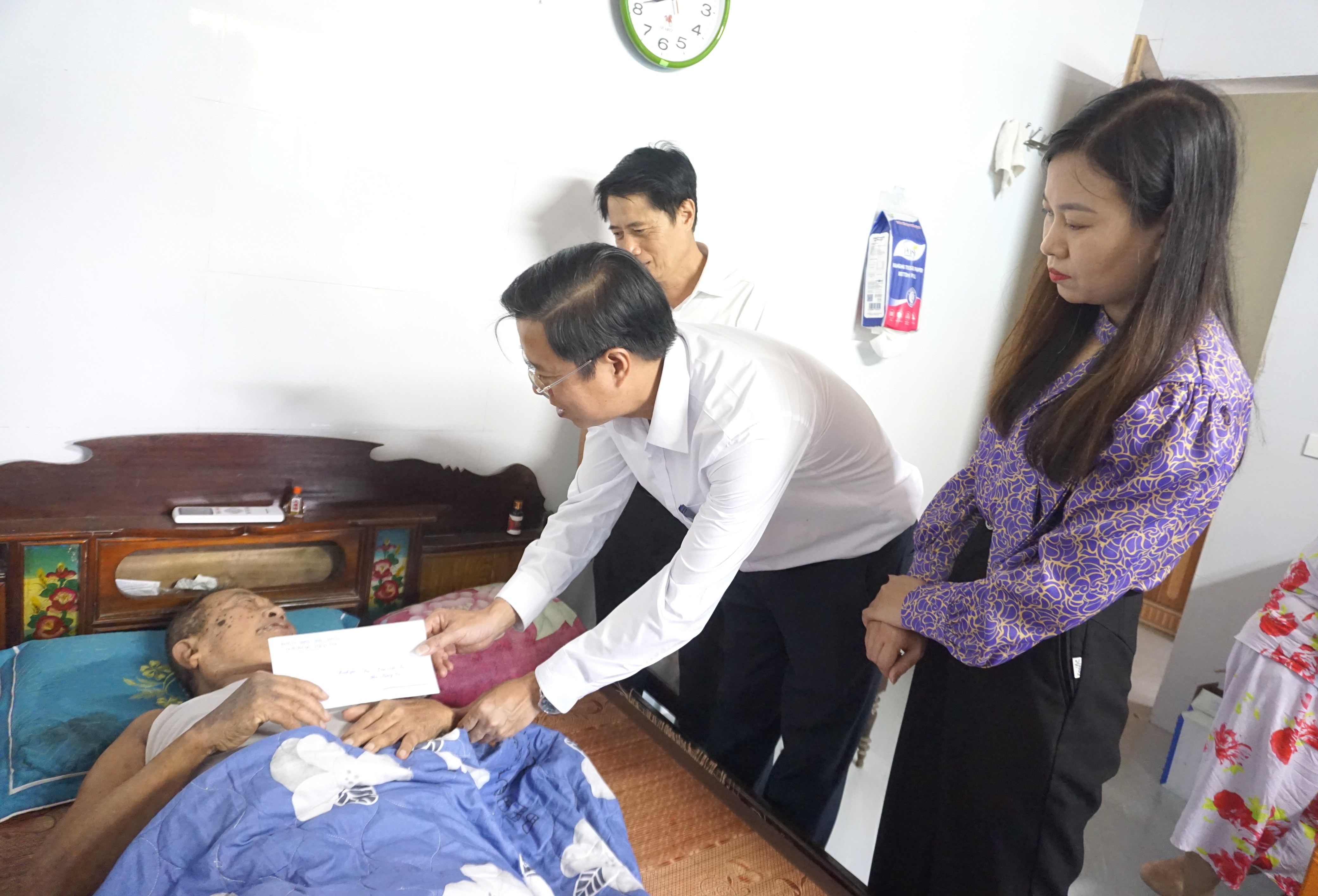 Lãnh đạo xã Hương Đô thăm, tặng quà các gia đình chính sách nhân dịp 27/7