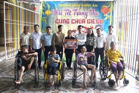 Lãnh đạo xã Hương Đô thăm, tặng quà Tết Trung thu tại Trung tâm Thiên Ân