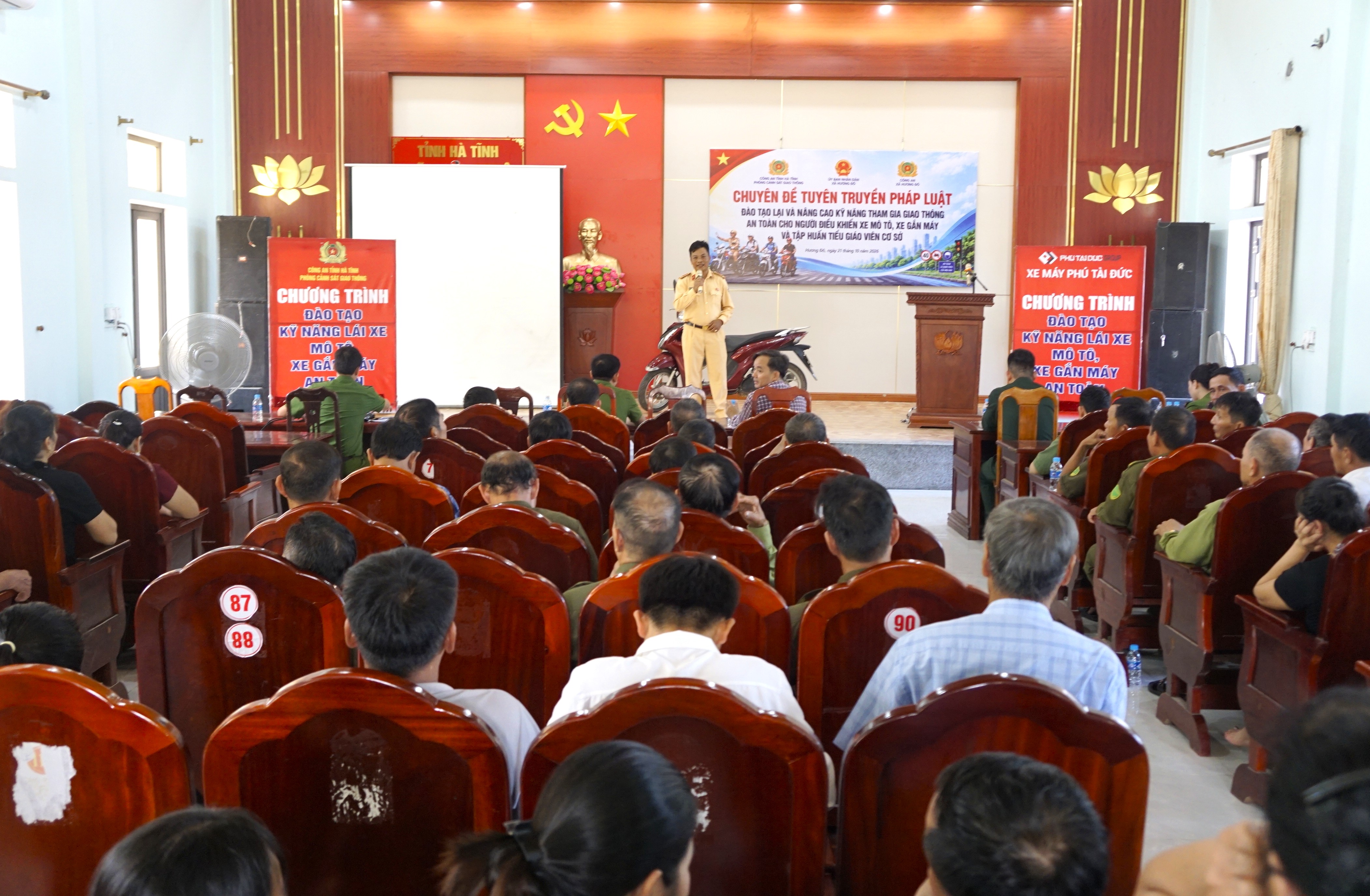 Công an xã Hương Đô phối hợp Phòng Cảnh sát giao thông tuyên truyền, nâng cao kỹ năng lái xe an toàn cho người dân