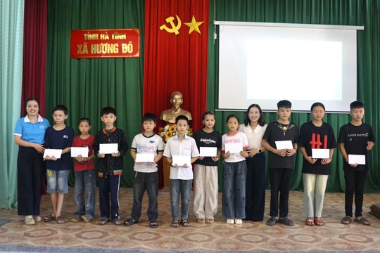 Hội LHPN xã Hương Đô trao tiền đỡ đầu quý III cho trẻ mồ côi có hoàn cảnh khó khăn