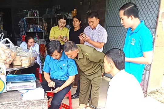 Xã Hương Đô đồng loạt ra quân cài đặt ứng dụng Công dân số i-HaTinh và kích hoạt Sổ sức khỏe điện tử