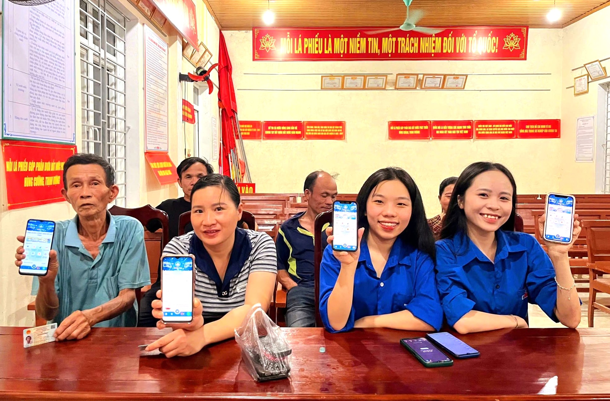 Chi đoàn Hồng Hà xã Hương Đô ra quân hỗ trợ người dân cài đặt và sử dụng ứng dụng i-Hà Tĩnh