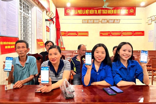 Chi đoàn Hồng Hà xã Hương Đô ra quân hỗ trợ người dân cài đặt và sử dụng ứng dụng i-Hà Tĩnh
