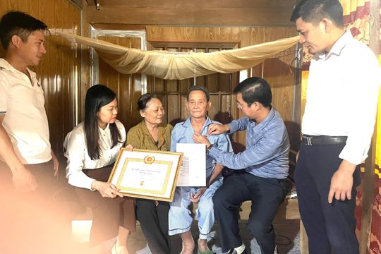 Ban Thường vụ Đảng ủy xã Hương Đô trao Huy hiệu Đảng đột xuất trước thời hạn cho đảng viên cao tuổi, sức khỏe yếu, bệnh hiểm nghèo 