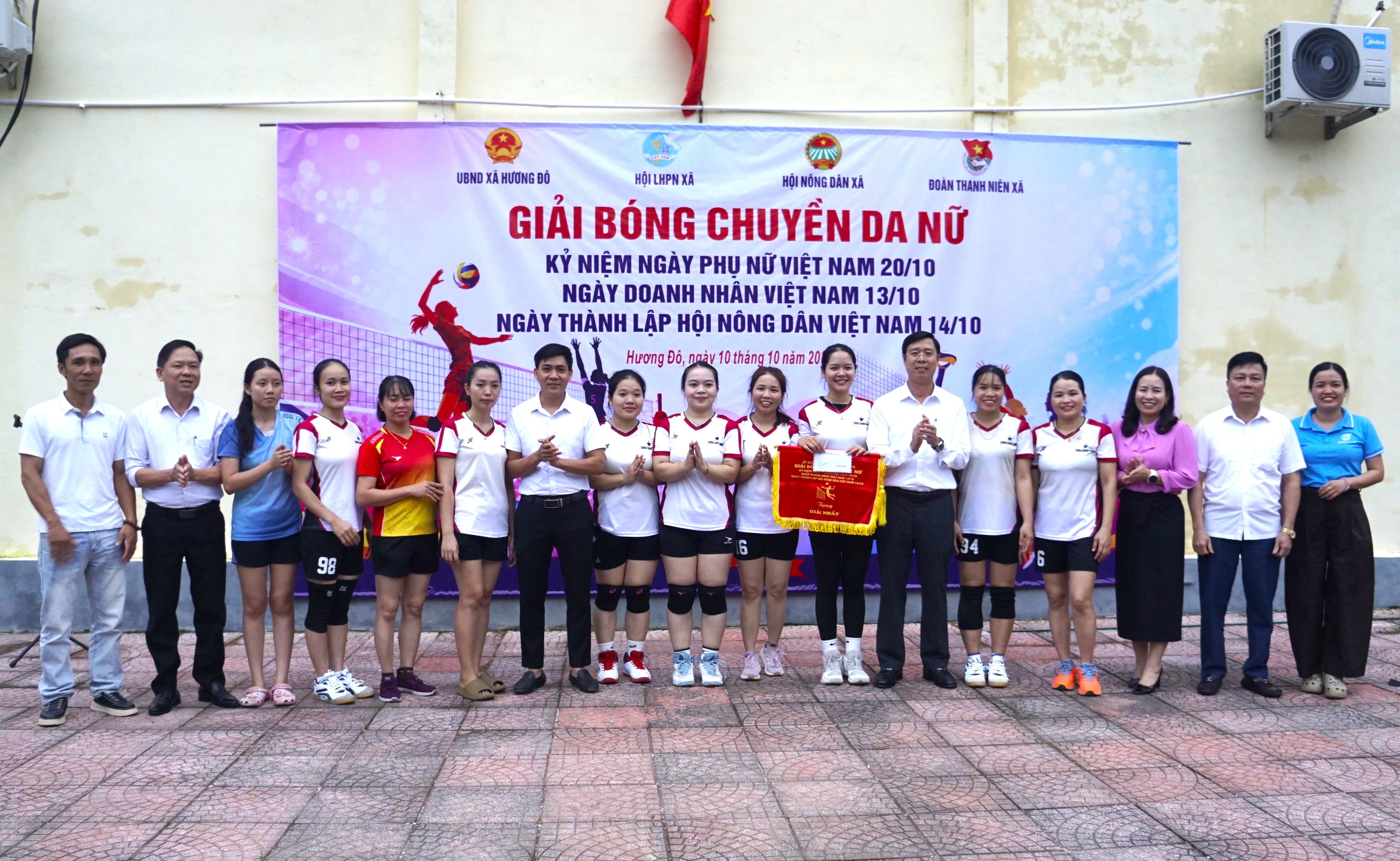 Đội bóng chuyền da nữ thôn Hương Trà giành giải Nhất Giải bóng chuyền da nữ xã Hương Đô năm 2026