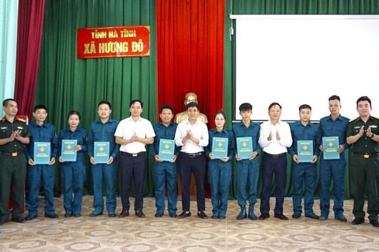 Xã Hương Đô công bố, trao quyết định miễn nhiệm, bổ nhiệm Thôn đội trưởng sau sắp xếp đơn vị thôn và công bố thành lập Tiểu đội Dân quân Thường trực Ban CHQS 