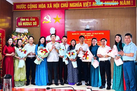 Đảng ủy - HĐND - UBND - Ủy ban MTTQ Việt Nam xã Hương Đô tổ chức gặp mặt, chúc mừng các ngày truyền thống trong tháng 10