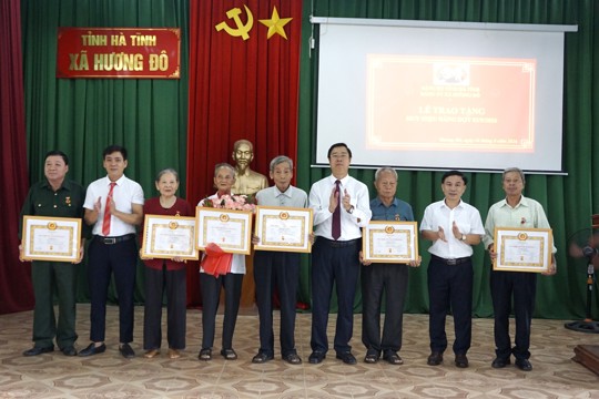 Xã Hương Đô tổ chức lễ trao tặng huy hiệu Đảng đợt 02/9/2026 và triển khai nhiệm vụ trọng tâm tháng 9/2026