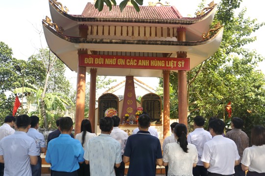 Lãnh đạo xã Hương Đô tổ chức dâng hương, tri ân anh hùng liệt sĩ nhân kỷ niệm 79 năm Ngày Thương binh - Liệt sĩ (27/7/1947 – 27/7/2026)