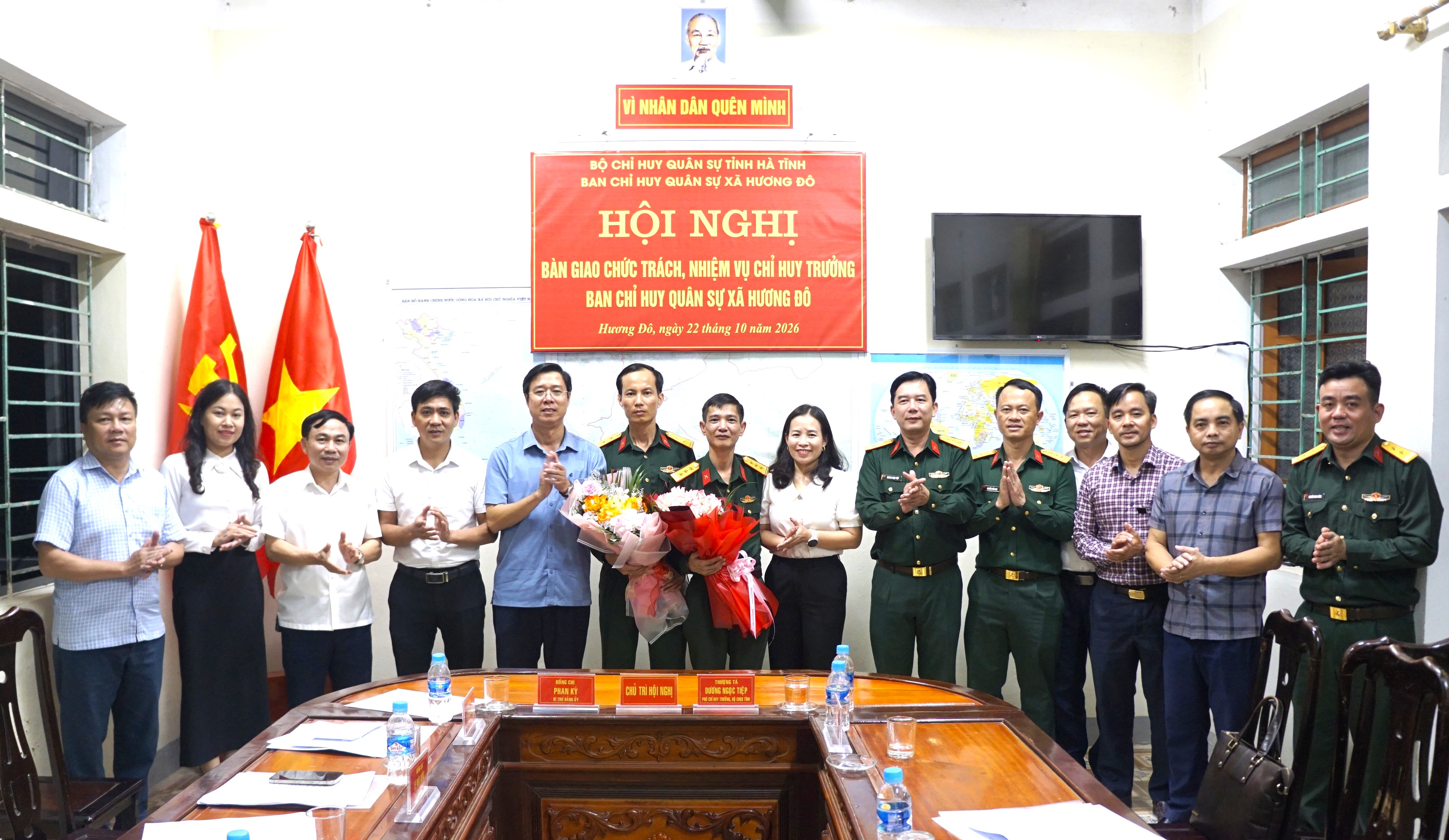 Hội nghị bàn giao chức trách, nhiệm vụ Chỉ huy trưởng Ban Chỉ huy Quân sự xã Hương Đô