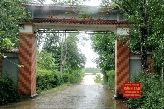 Hương Đô chủ động cắm biển cảnh báo, khuyến cáo người dân nâng cao cảnh giác, bảo đảm an toàn trước nguy cơ mưa lũ.