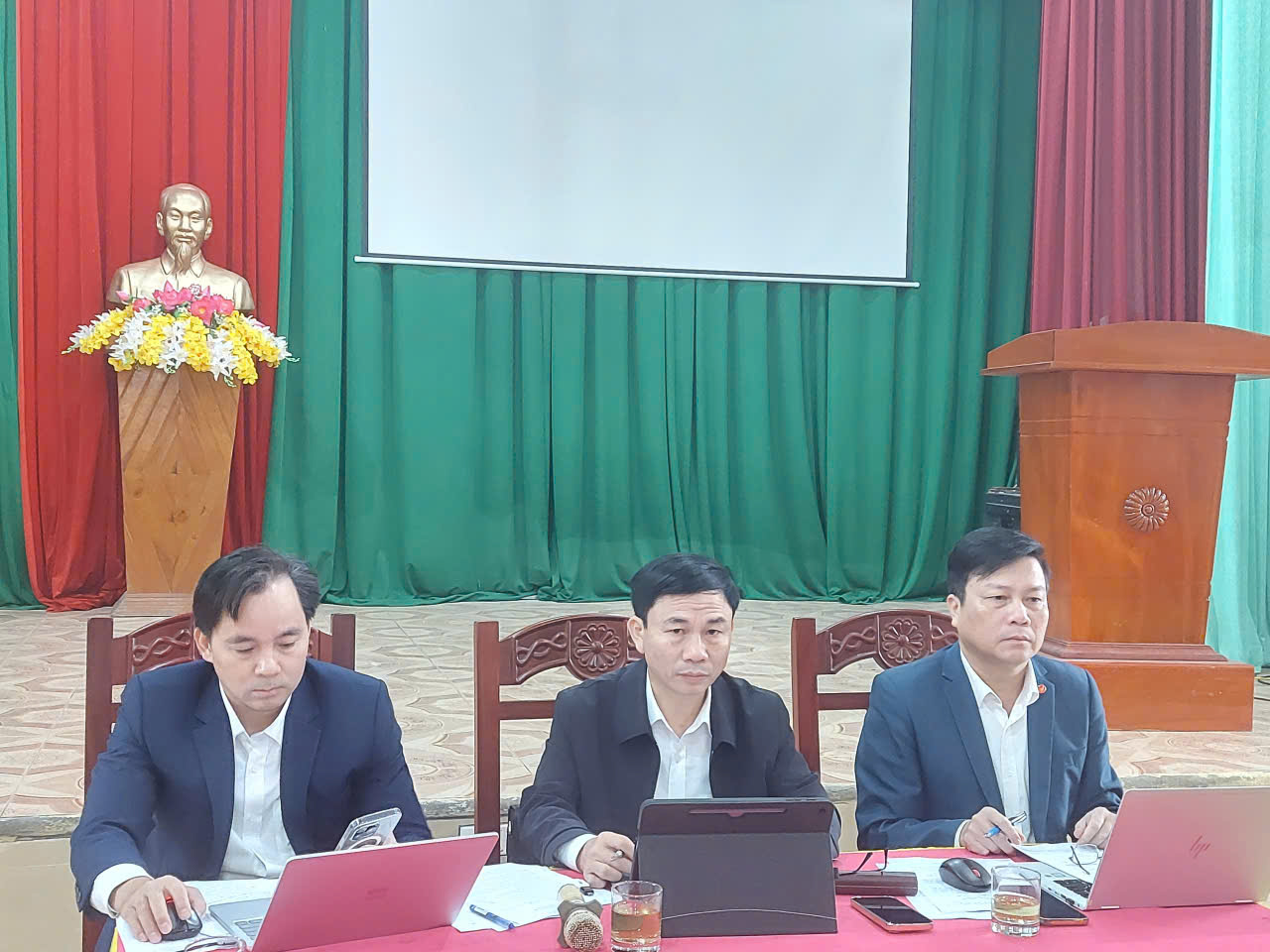 Ủy ban nhân dân xã Hương Đô tổ chức kỳ họp thường kỳ tháng 11 năm 2025 