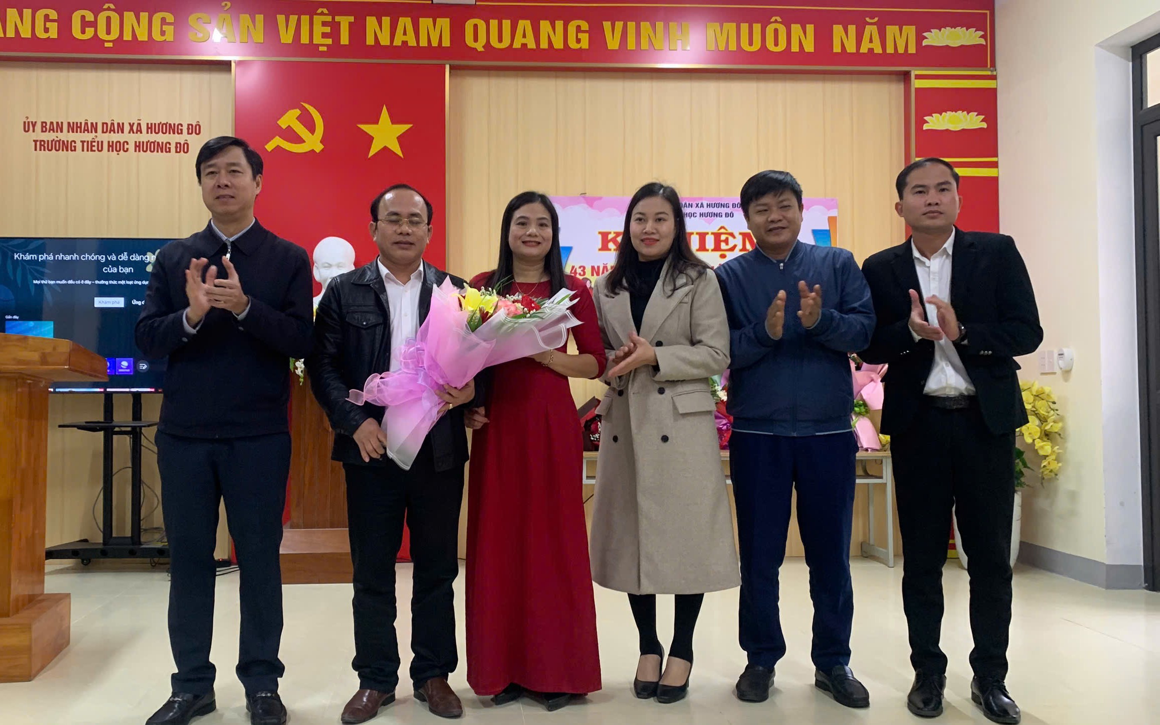 Lãnh đạo chính quyền địa phương chúc mừng kỷ niệm 43 năm ngày Nhà giáo Việt Nam 20/11 