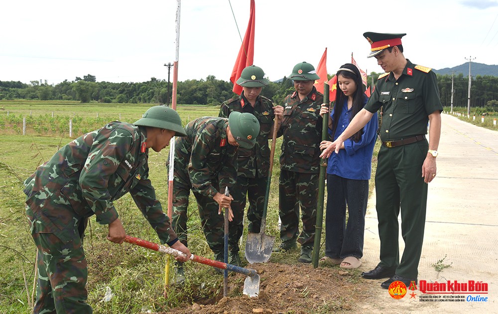 Đoàn công tác Cục Chính trị Quân khu 4 kiểm tra, động viên lực lượng thực hiện nhiệm vụ hành quân dã ngoại