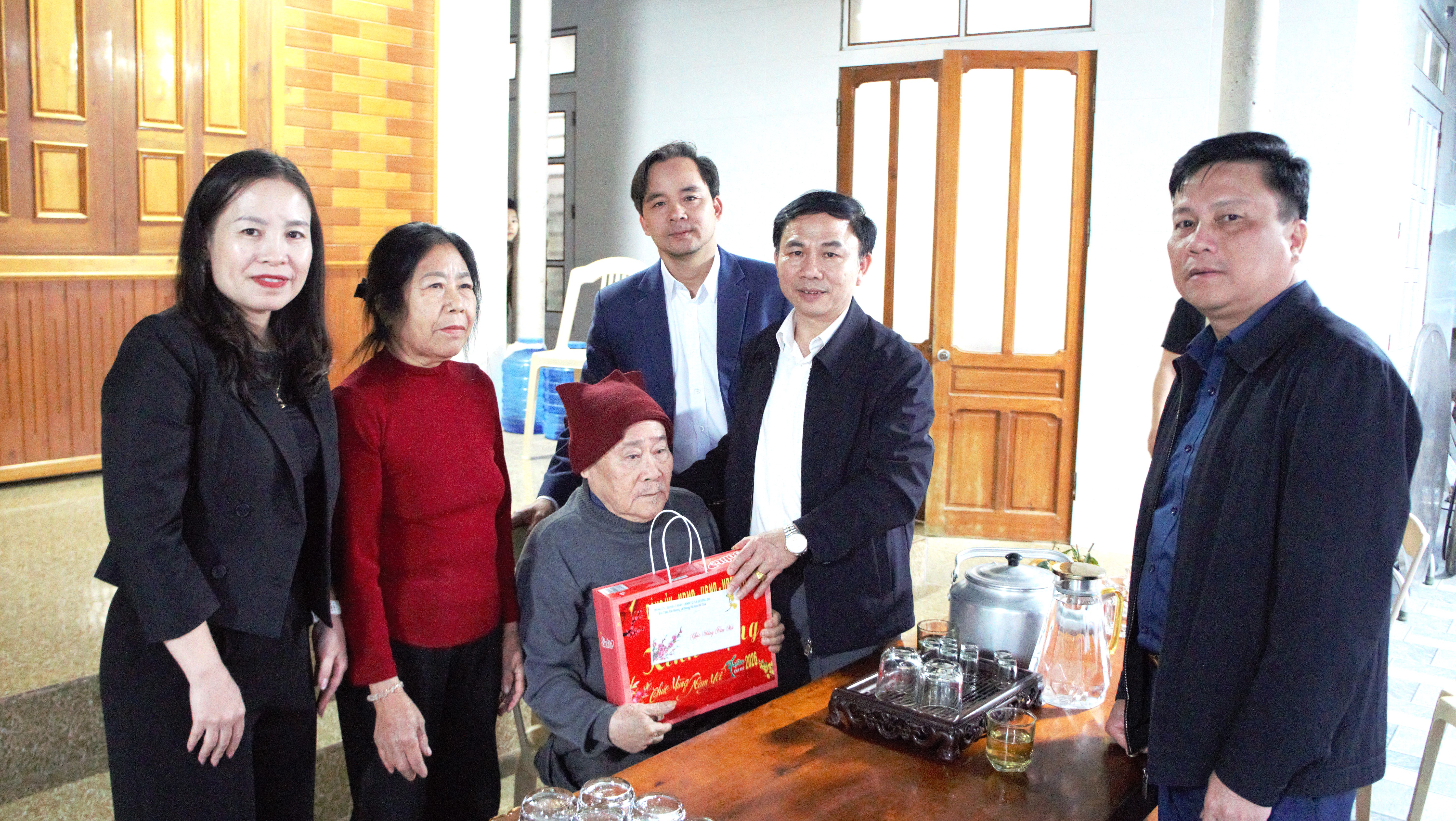 XÃ HƯƠNG ĐÔ THĂM, TẶNG QUÀ CÁC GIA ĐÌNH CHÍNH SÁCH NHÂN DỊP TẾT BÍNH NGỌ 2026