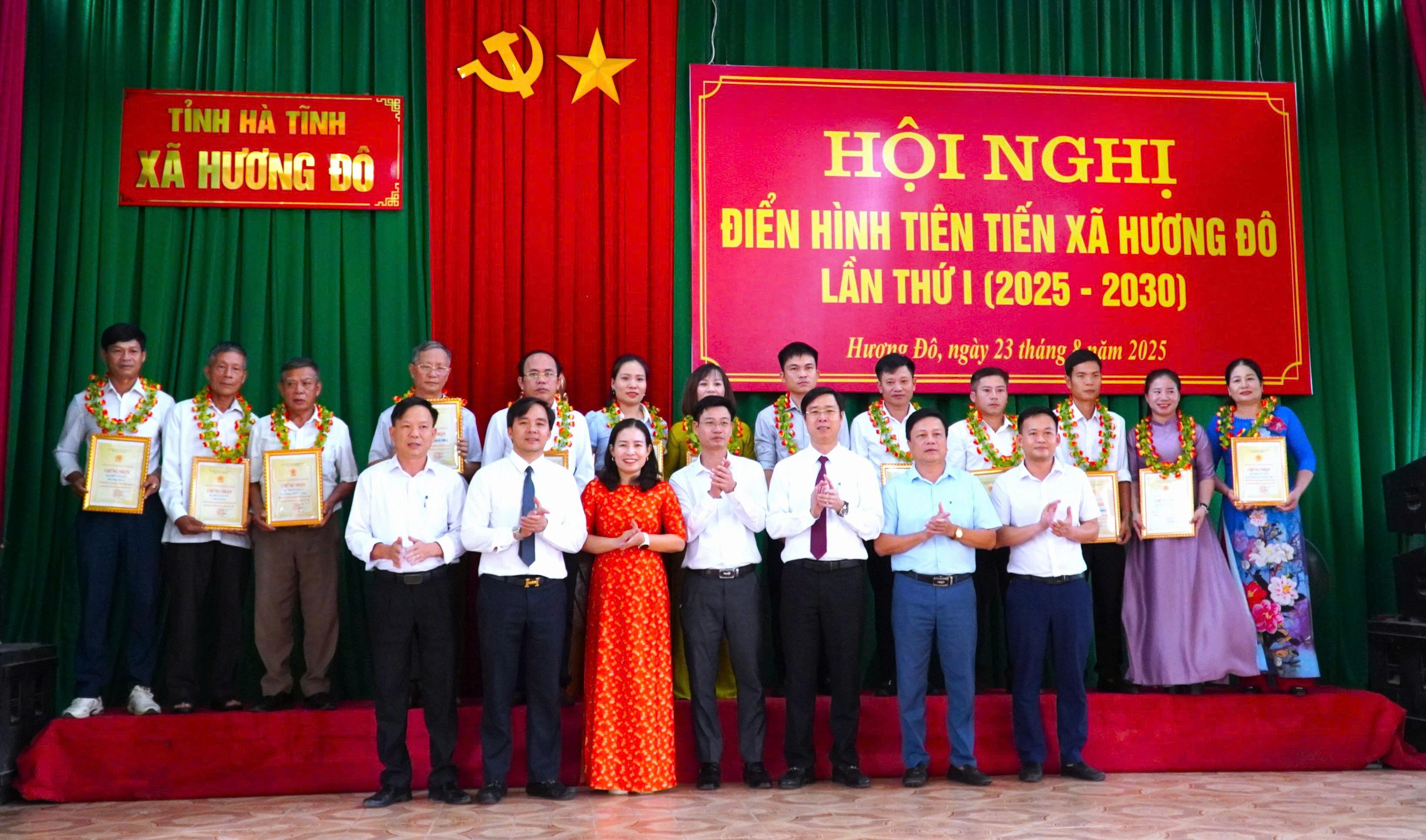 Ủy ban nhân dân phối hợp với Ủy ban Mặt trận Tổ quốc xã tổ chức Hội nghị điển hình tiên tiến xã Hương Đô lần thứ I (2025 - 2030) 