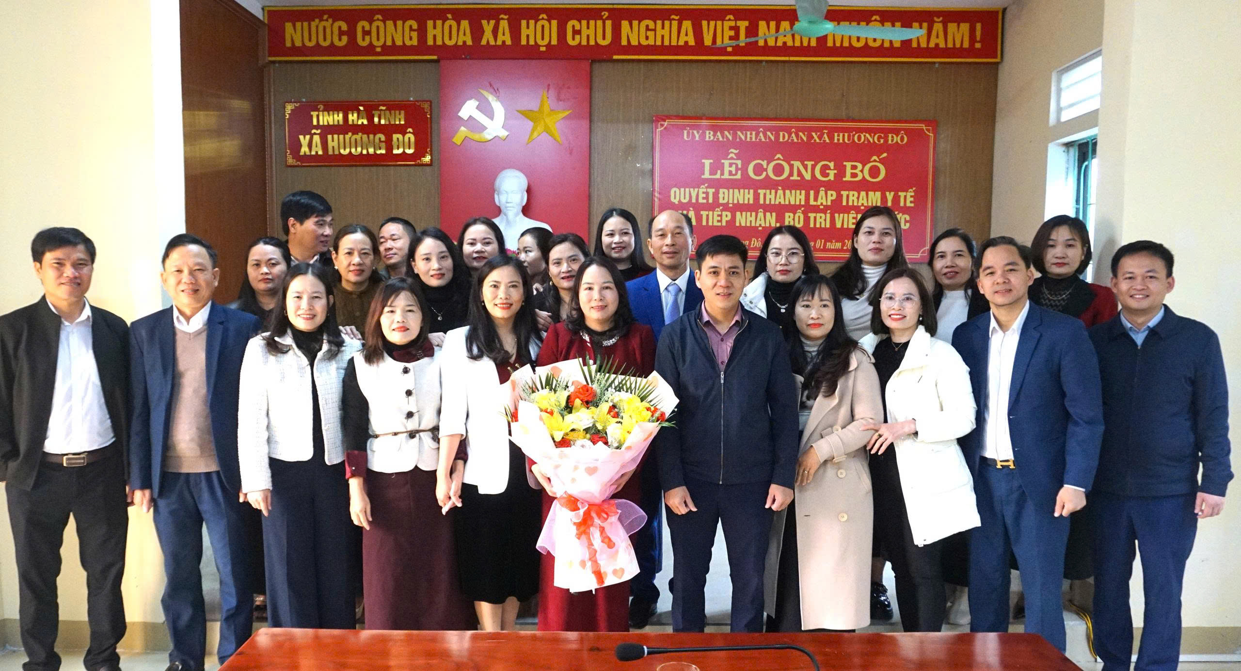 Xã Hương Đô tổ chức Lễ công bố quyết định thành lập và tiếp nhận viên chức trạm y tế xã 
